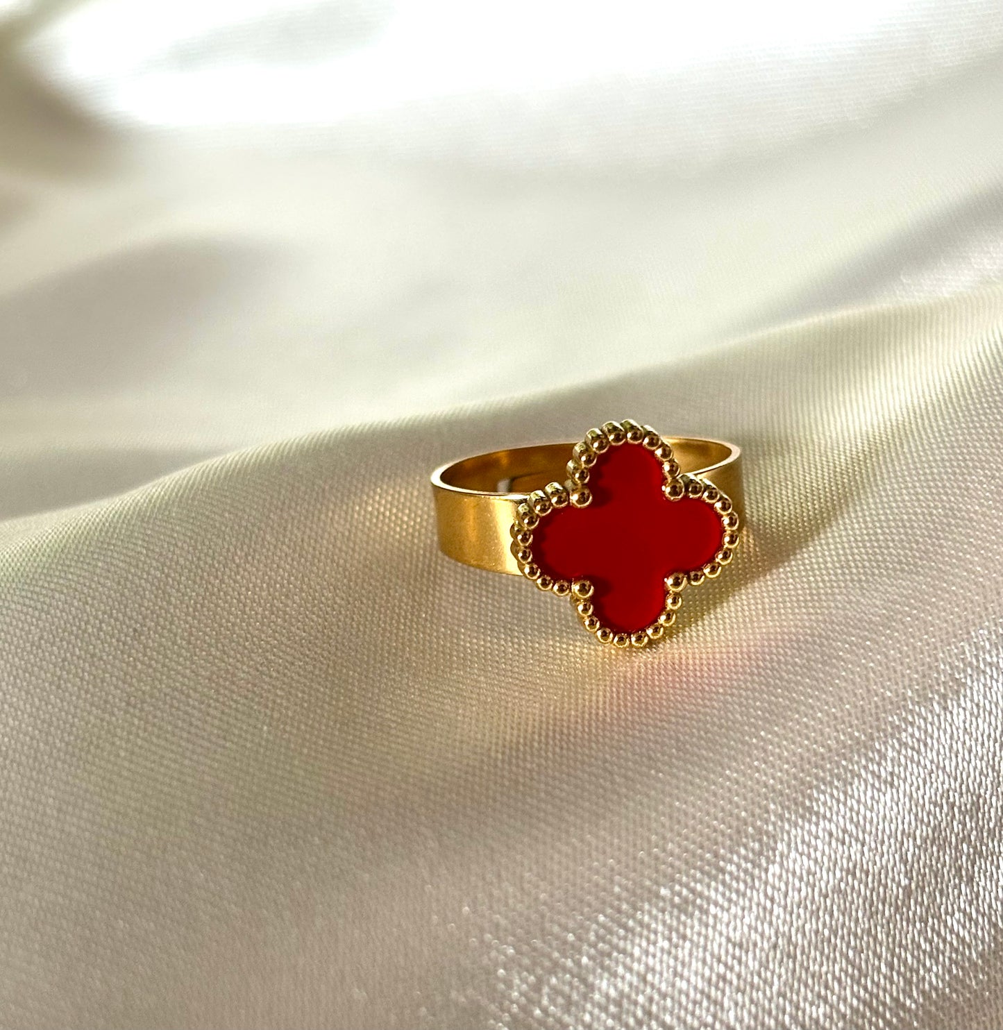 bague Trèfle à quatre feuilles doré et rose en métal doré, élégant et ajustable rouge