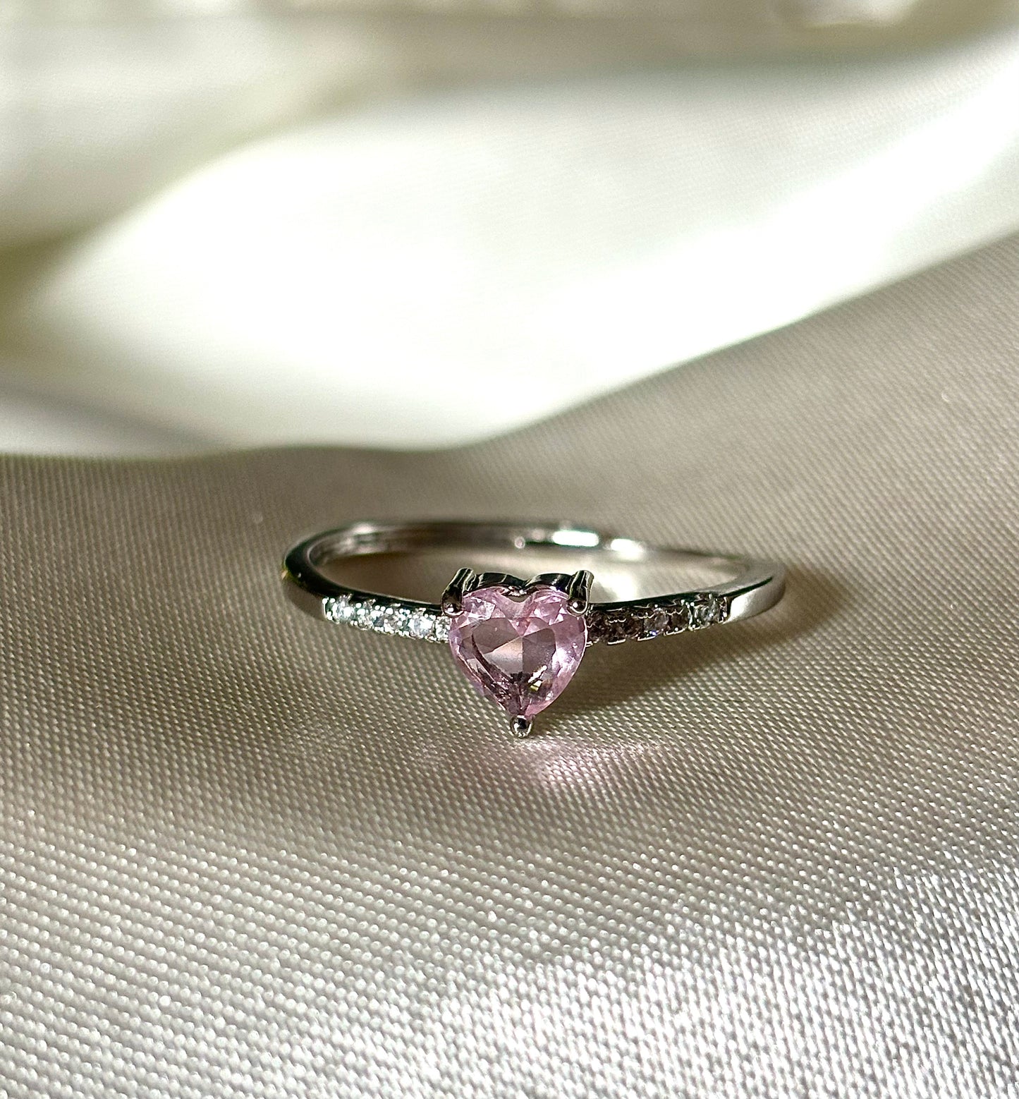 Bague Valentine avec détails délicats, bijou féminin, idéal pour cadeau