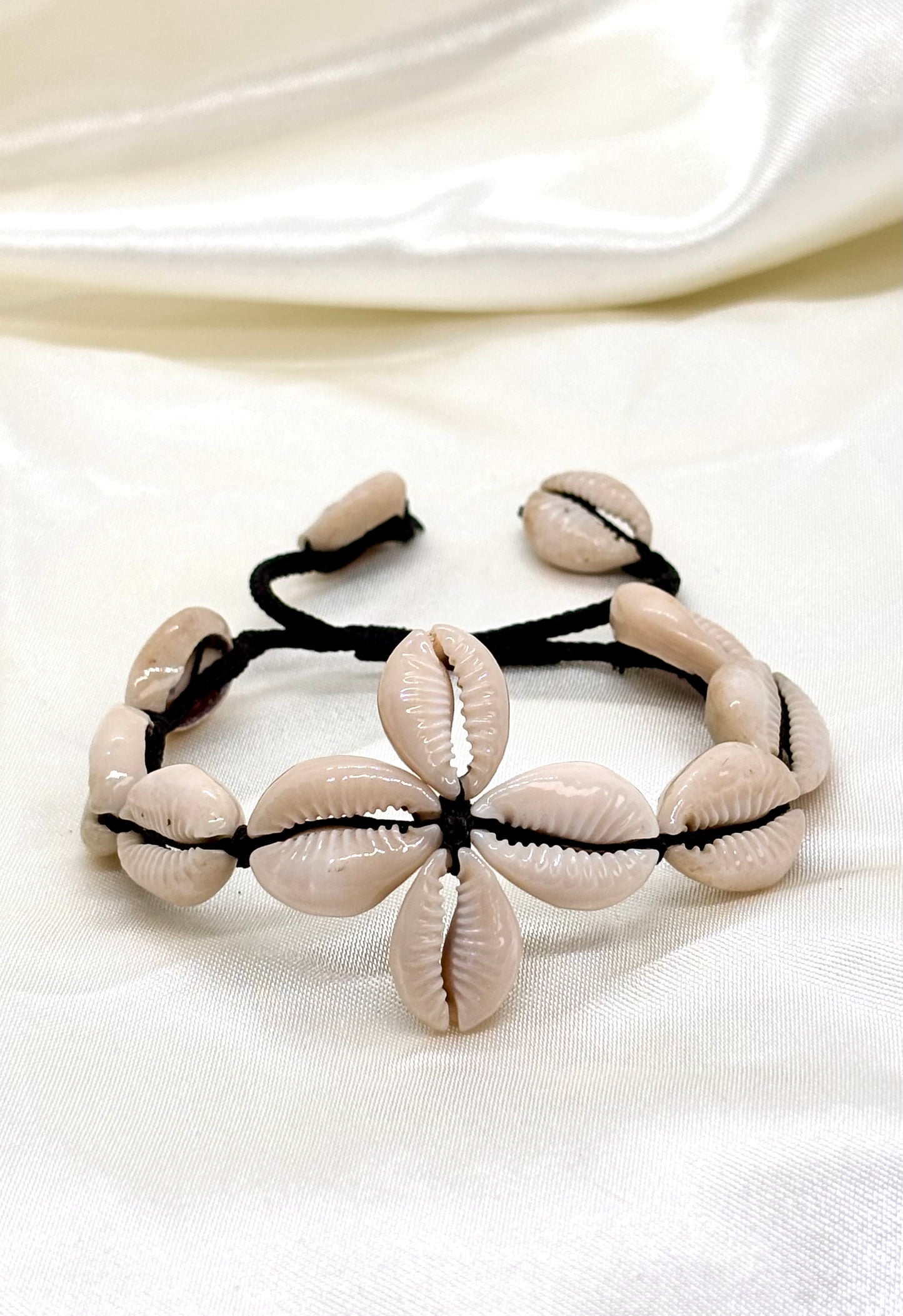 Bracelet artisanal en coquillages Cauri Betsimisaraka, collection Nosy Be, Shaneyss