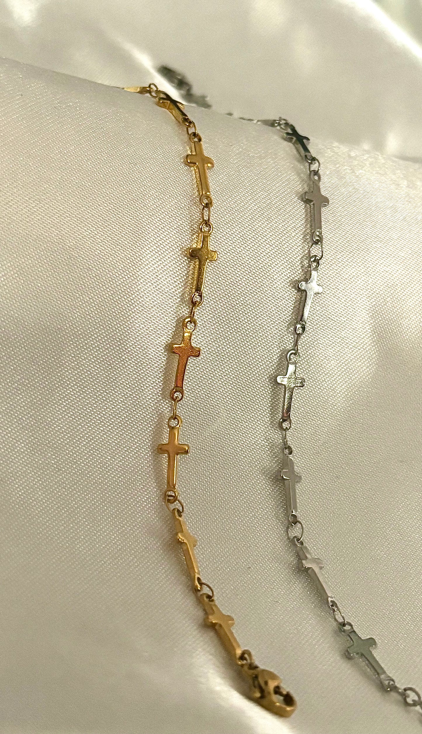 Bracelet Hosy avec breloque croix, bijou ajustable au style chic et décontracté