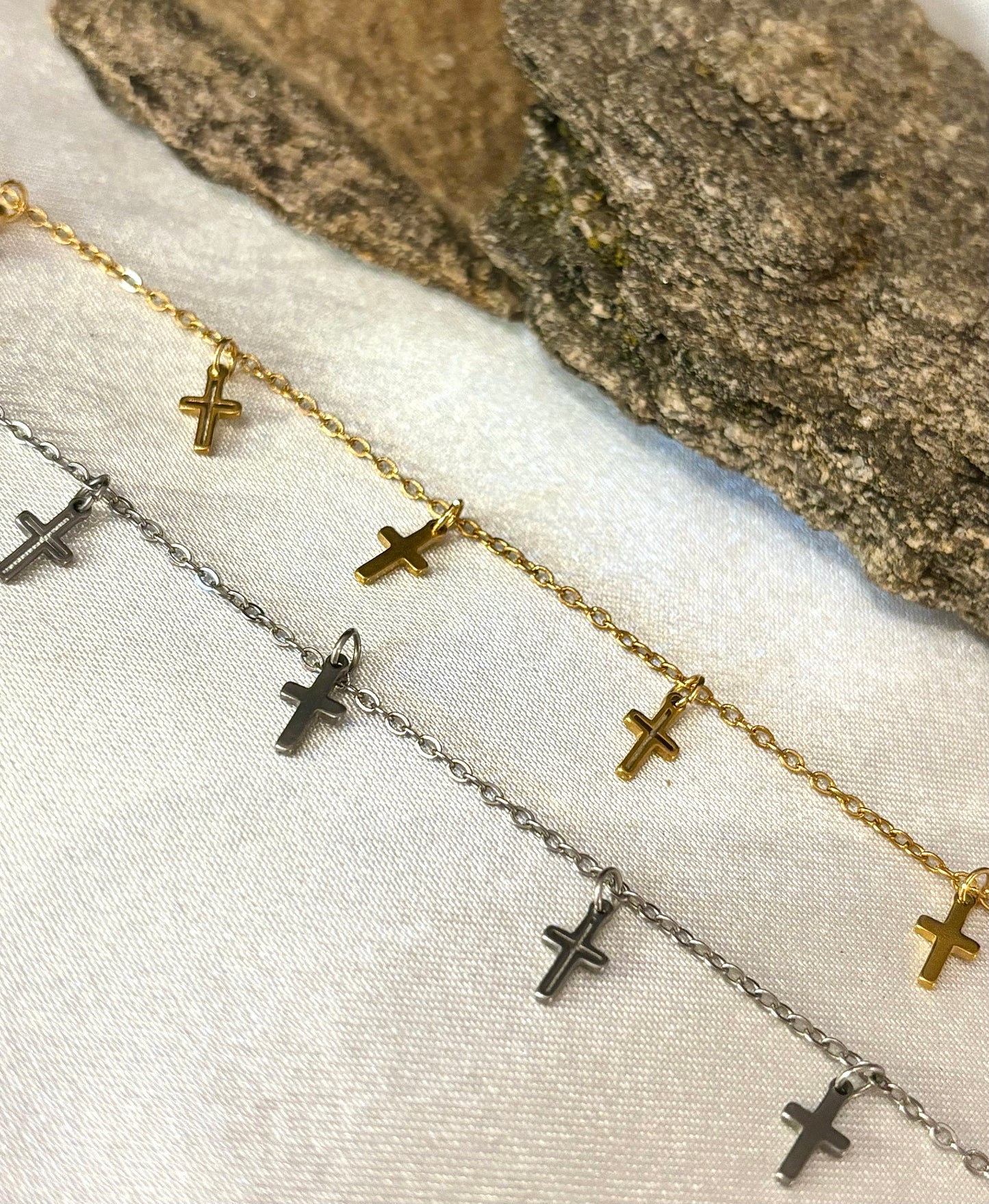 Bracelet Lagoa en acier, motif croix finement travaillé, bijou élégant et moderne