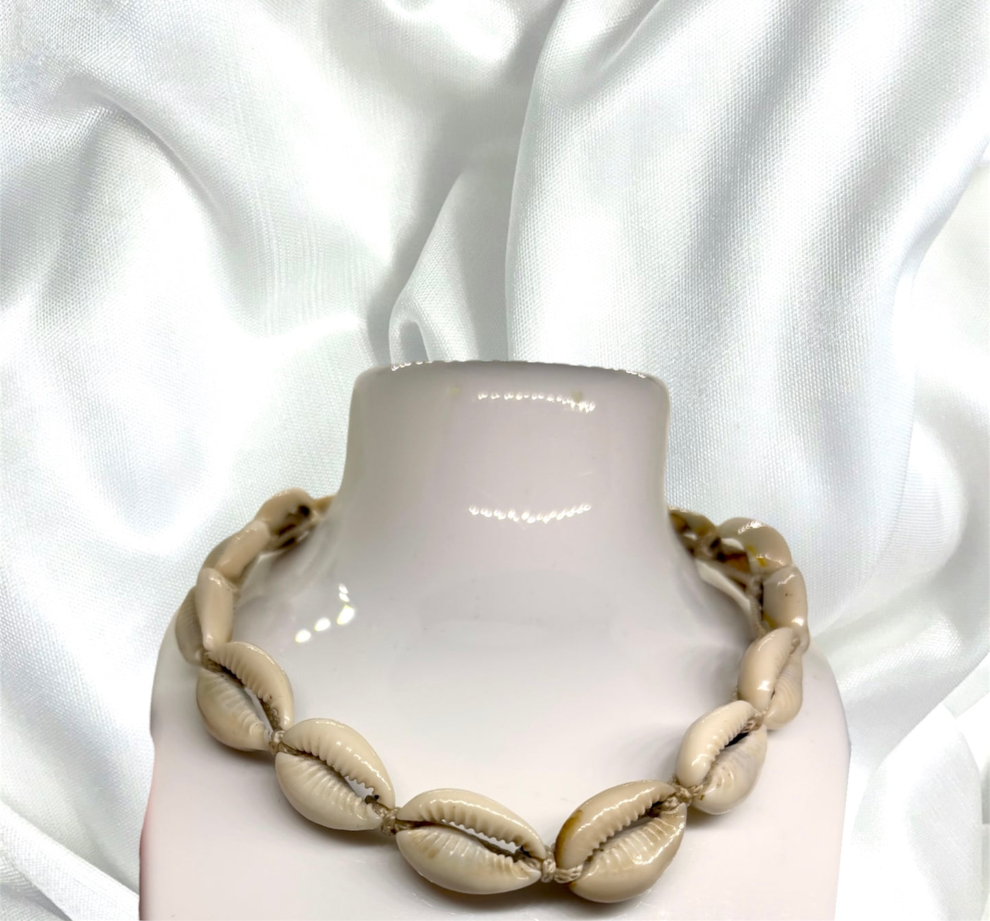 Collier en coquillages Cauri Moramora blanc, collection Nosy Be