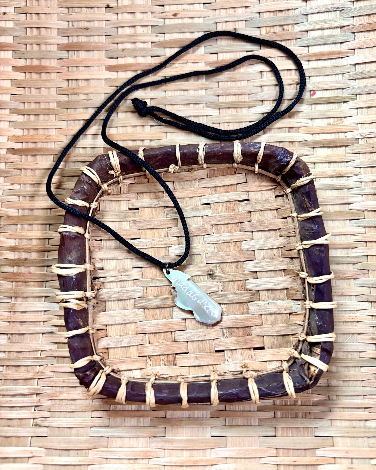 Collier en nacre “Madagasikara”, bijou artisanal Nosy Be