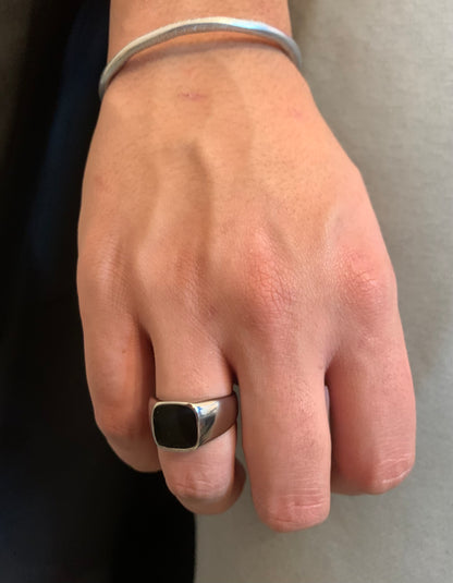 Bague ASHEN portée au doigt