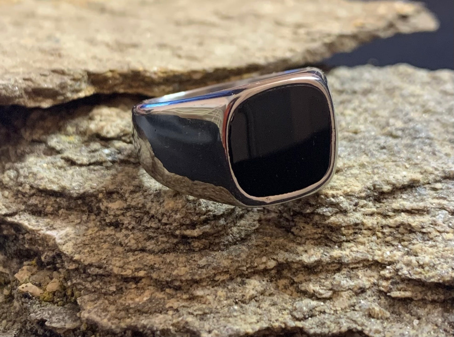 Bague ASHEN sur une pierre
