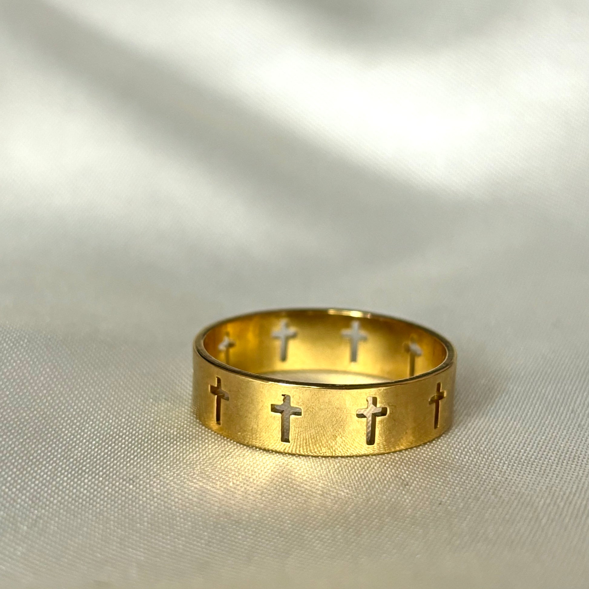 Bague croix Gabriel, bijou moderne pour femme et homme, look épuré et stylé doré