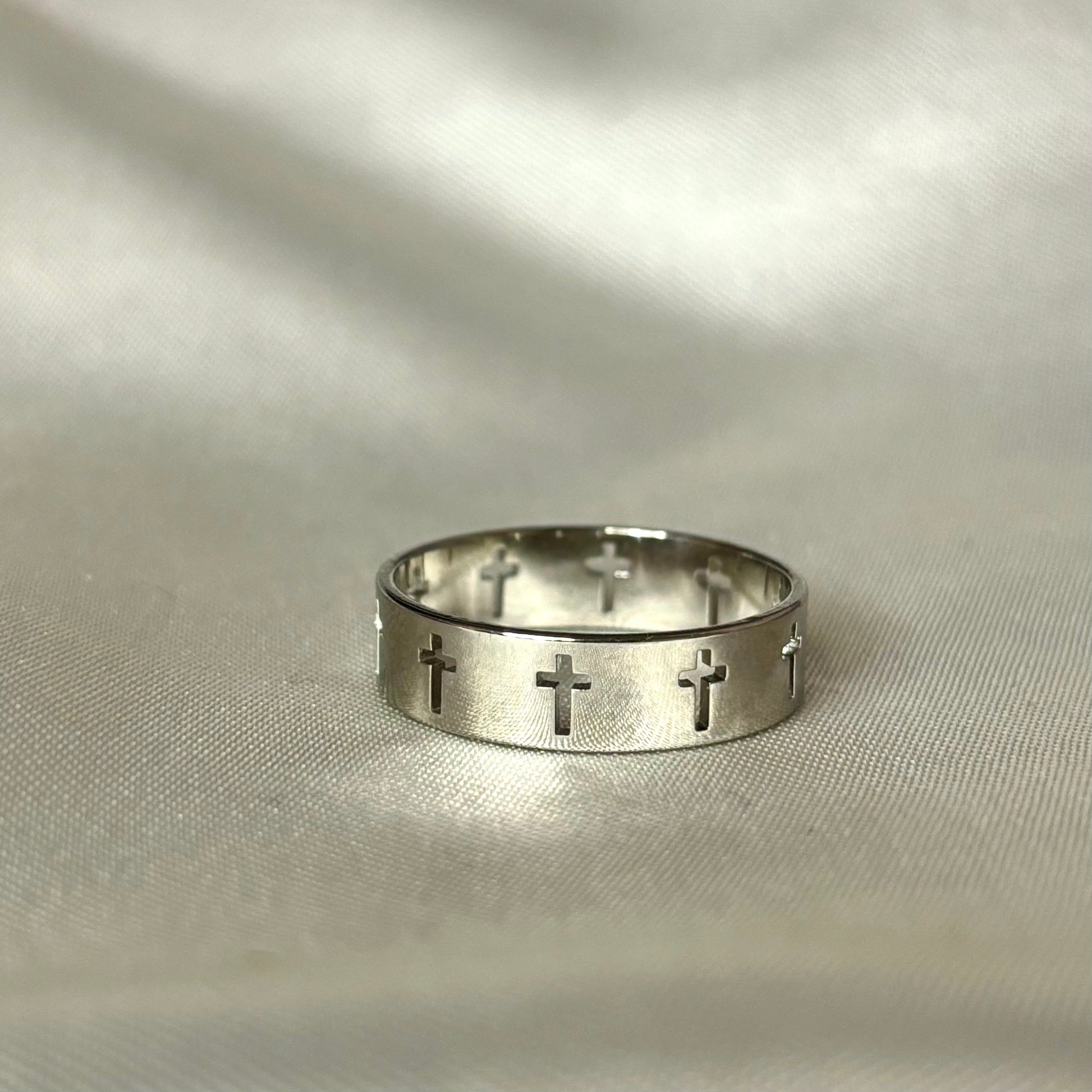 Bague croix Gabriel, bijou moderne pour femme et homme, look épuré et stylé argenté