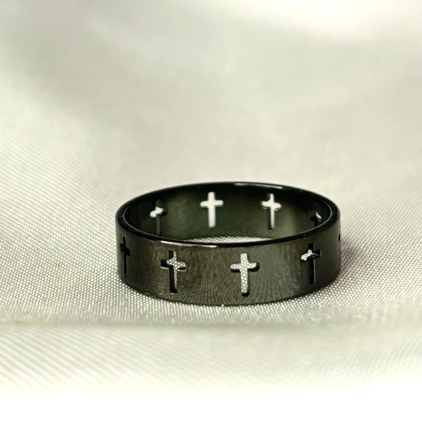 Bague noir Gabriel avec gravure croix, bijou en acier inoxydable au design contemporain