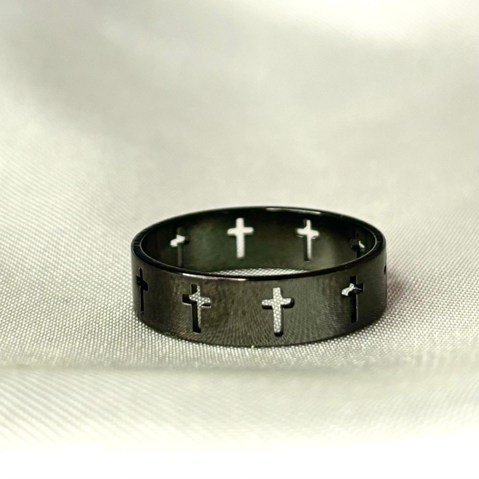 Bague noir Gabriel avec gravure croix, bijou en acier inoxydable au design contemporain