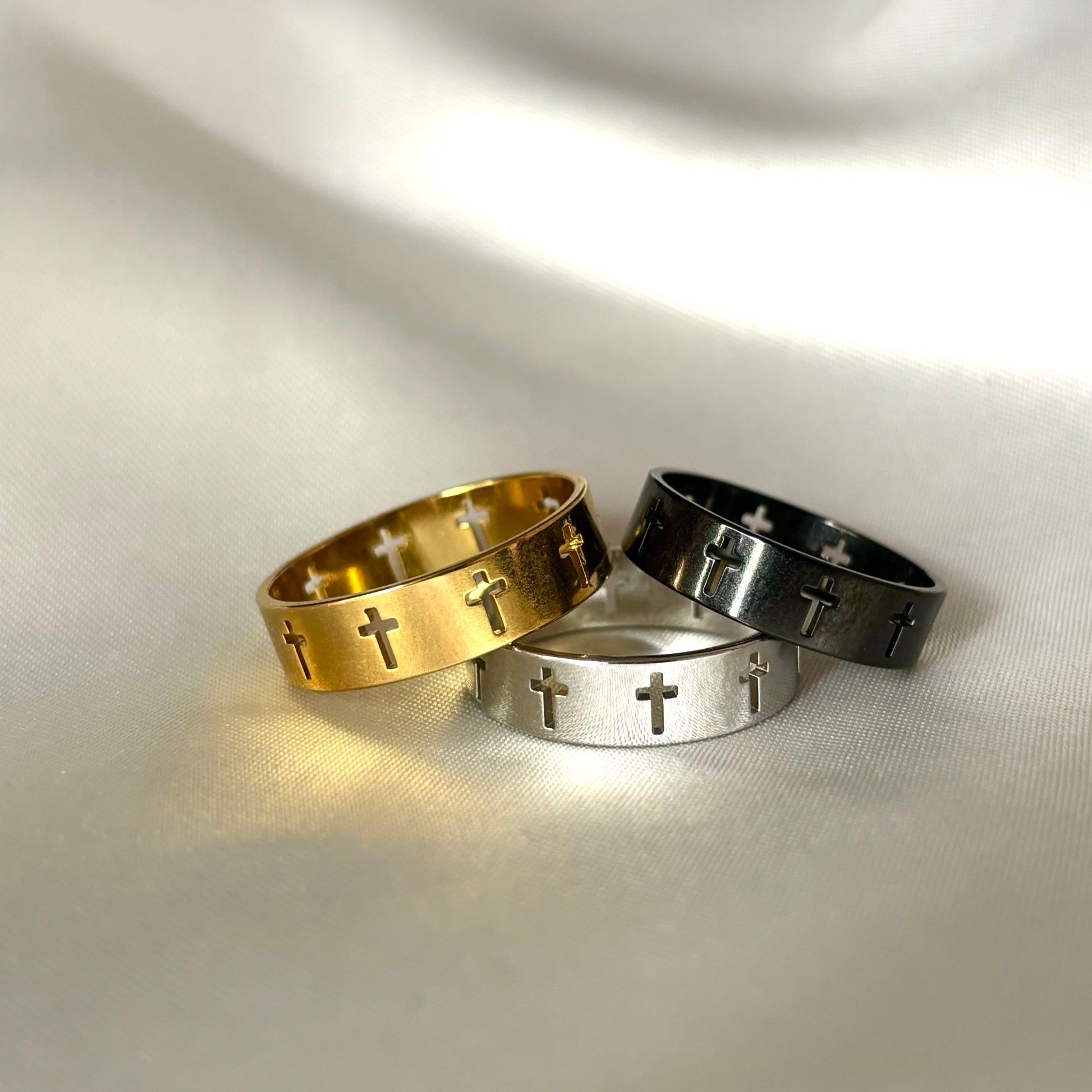 Bague Gabriel avec gravure croix, bijou en acier inoxydable au design contemporain
