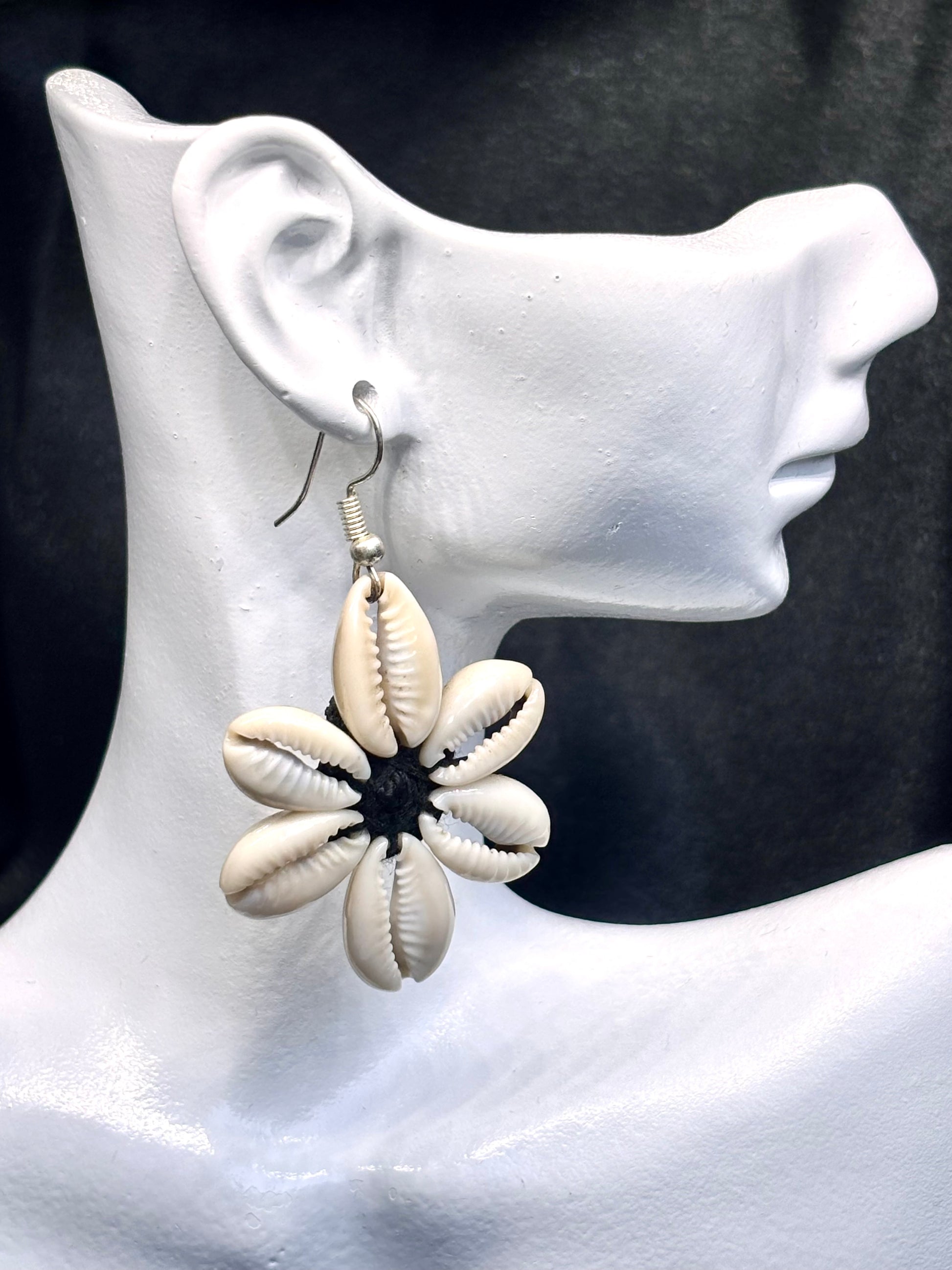 Boucles d’oreilles artisanales en coquillages Cauri Betsimisaraka, collection Nosy Be