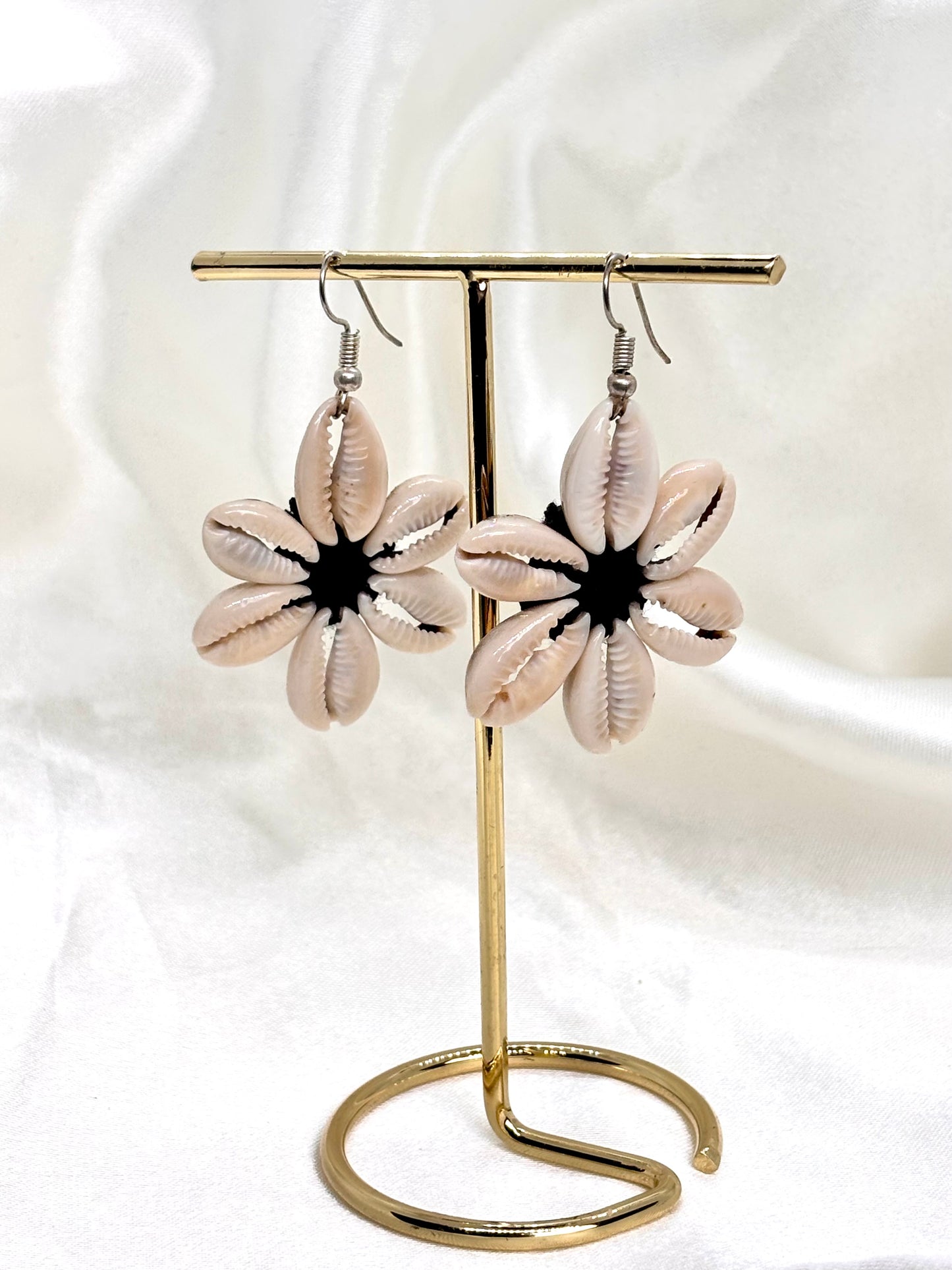 Boucles d’oreilles artisanales en coquillages Cauri Betsimisaraka, collection Nosy Be