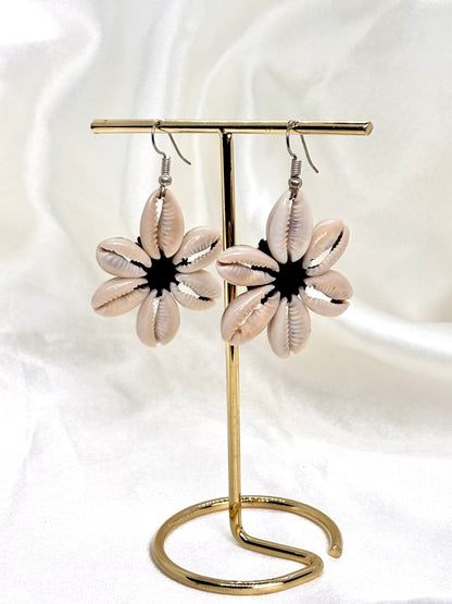 Boucles d’oreilles artisanales en coquillages Cauri Betsimisaraka, collection Nosy Be