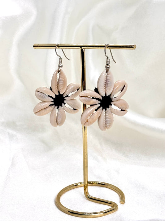 Boucles d’oreilles artisanales en coquillages Cauri Betsimisaraka, collection Nosy Be