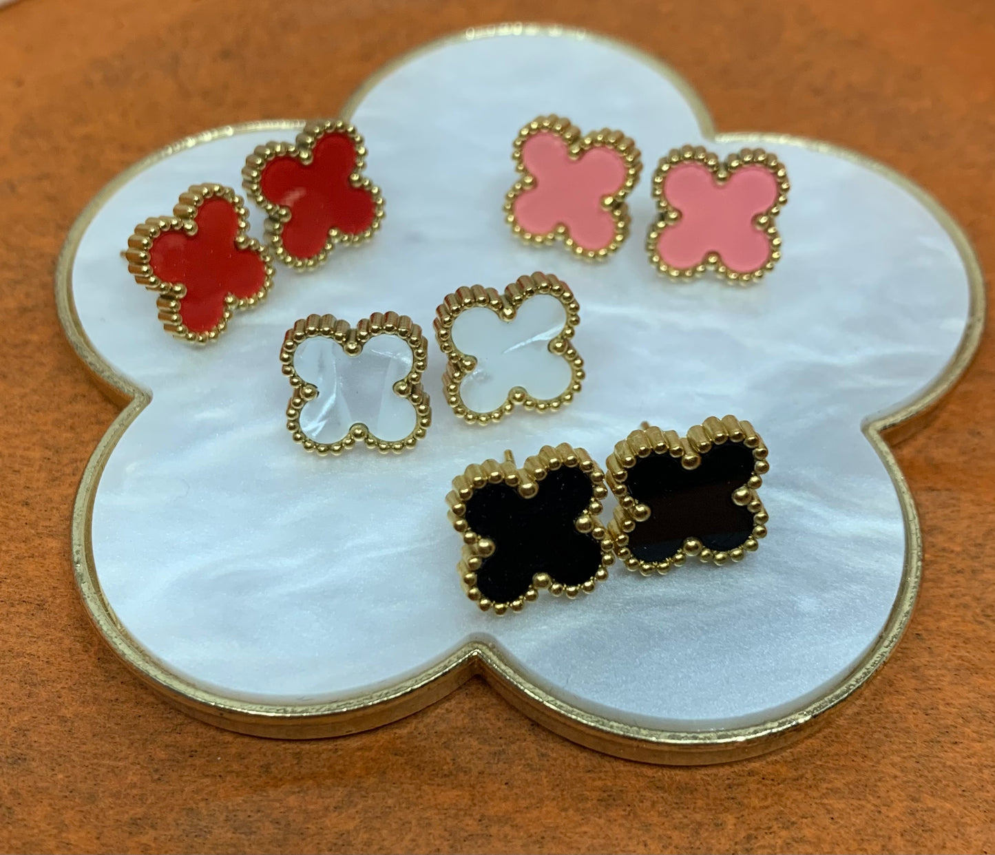 Boucles d’oreilles Clessia en métal, trèfle à 4 feuilles, design raffiné et intemporel