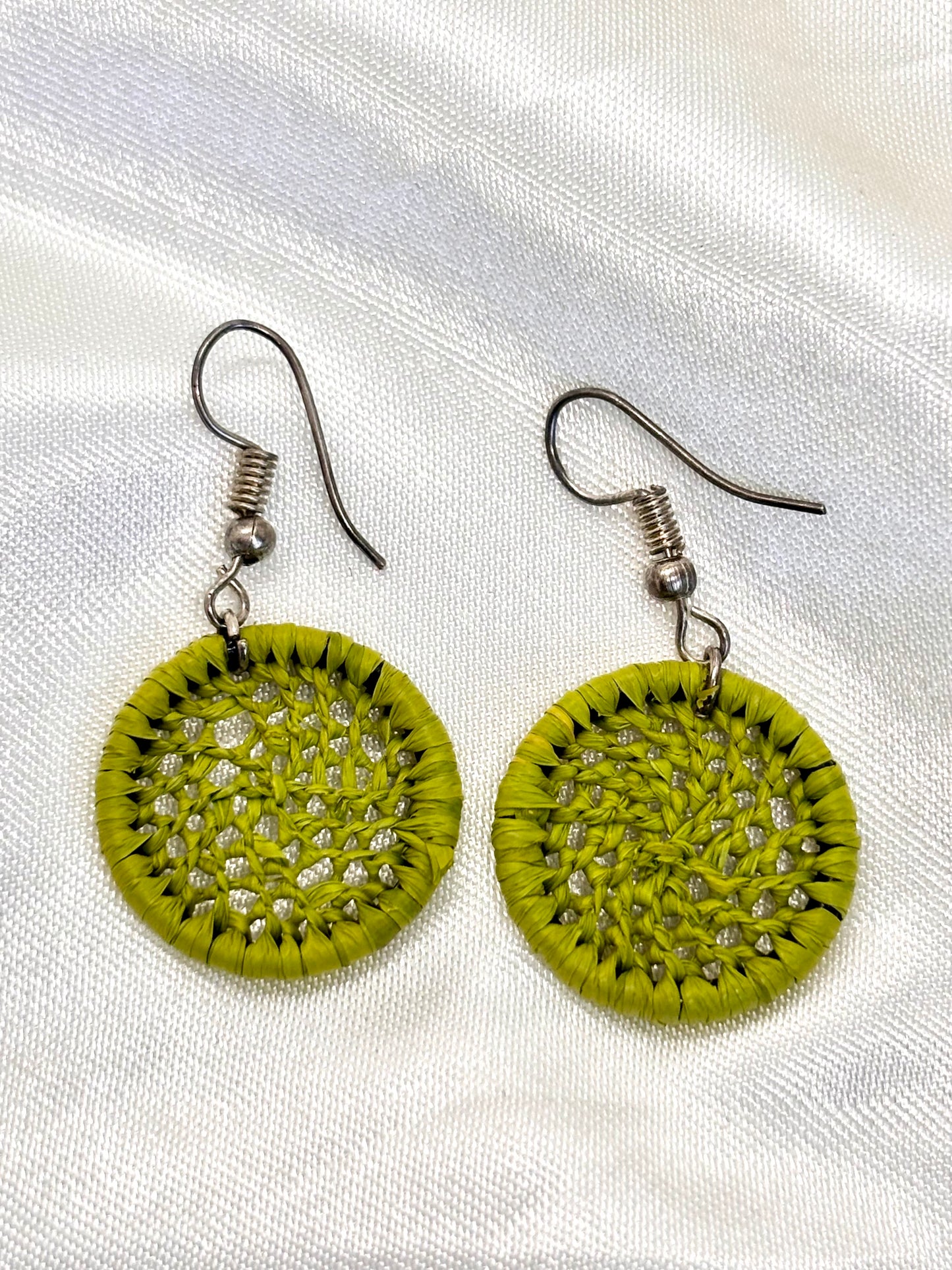 Boucles d’oreilles raphia vertes Anakao, collection Nosy Be, style ethnique Madagascar