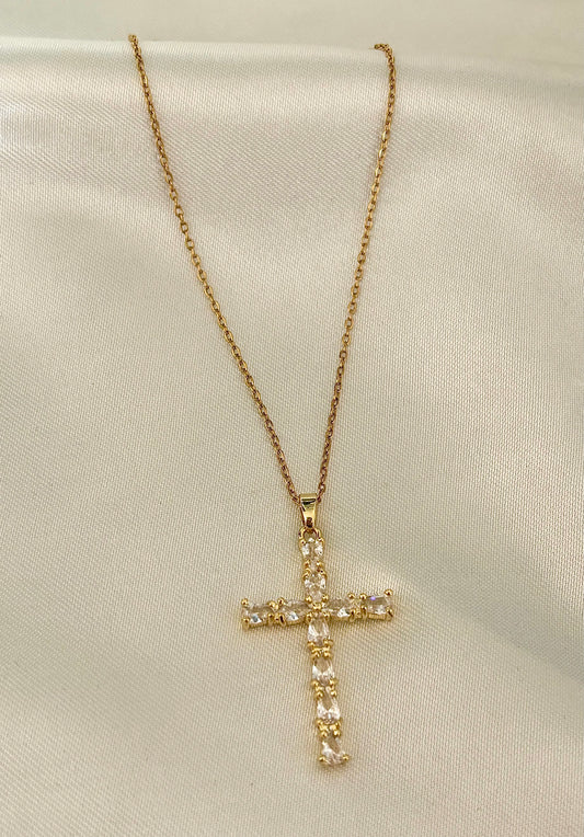 Collier Amai avec pendentif croix, bijou chic et intemporel, parfait pour un look moderne