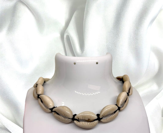 Collier en coquillages Cauri Moramora noir, création artisanale Nosy Be