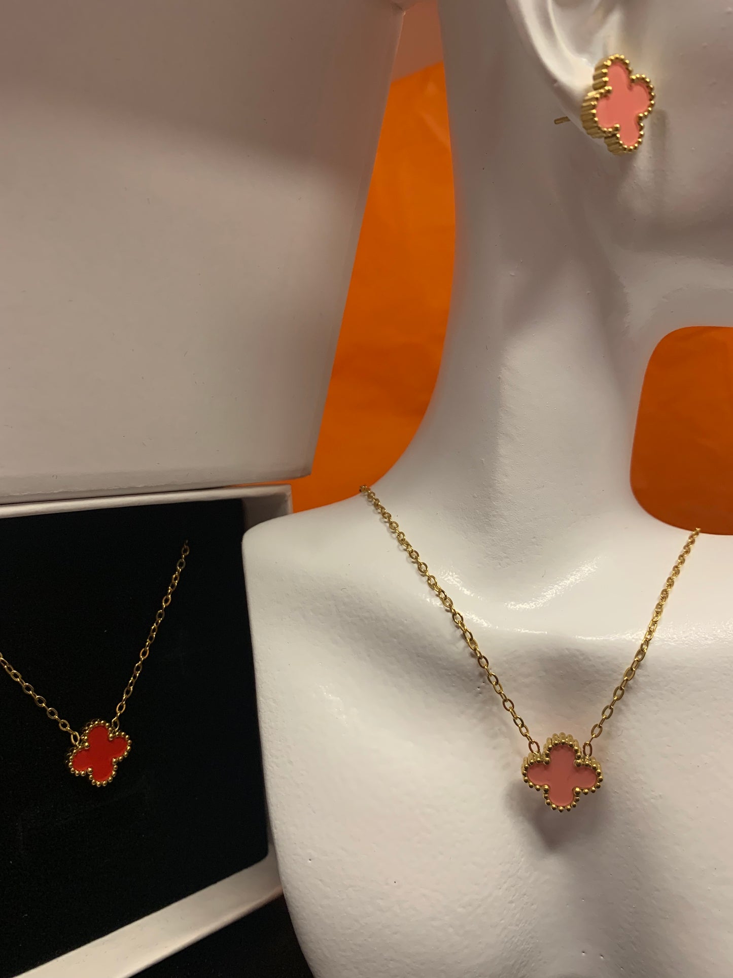 collier trefle à quatre feuilles rose et rouge, bijou raffiné 