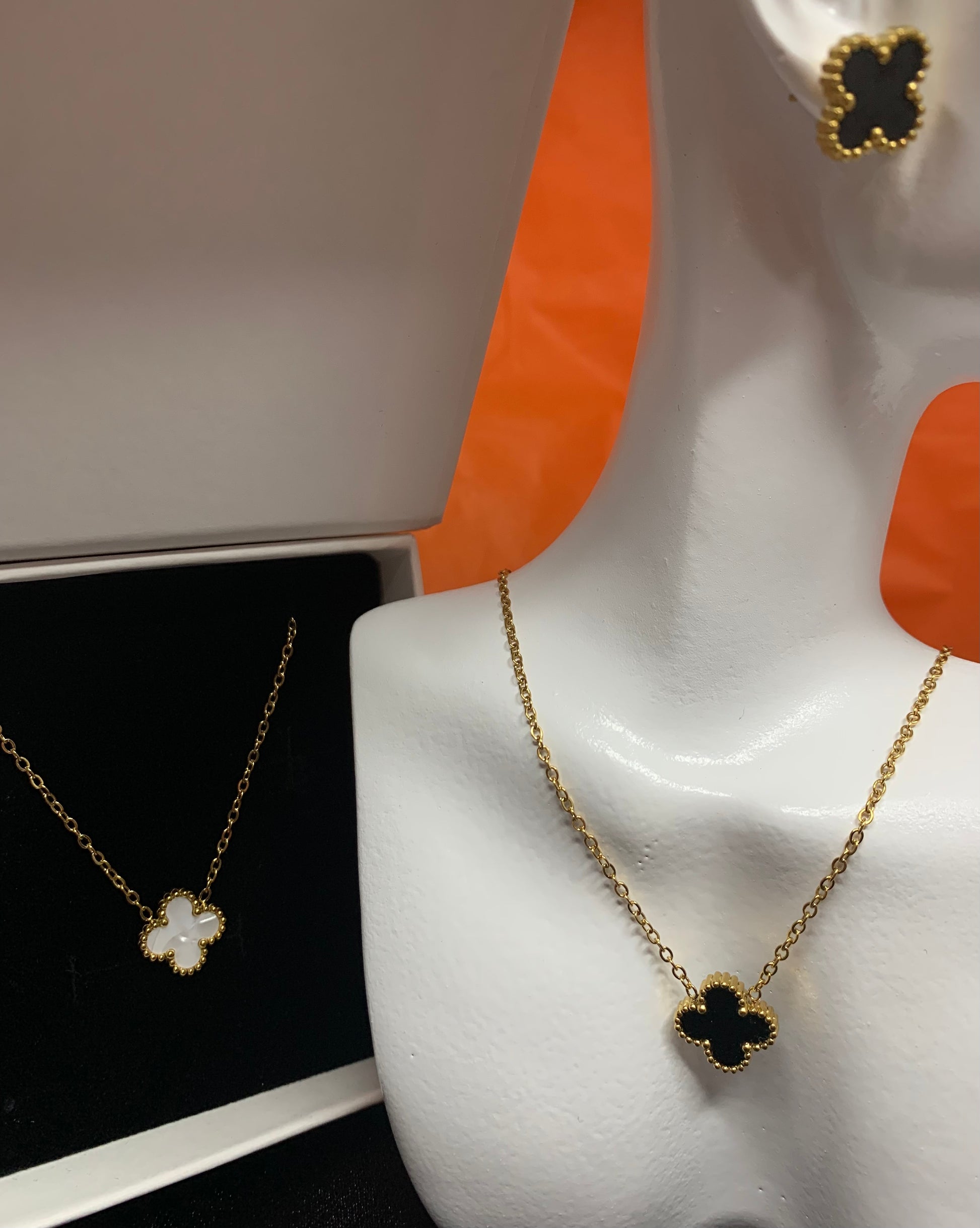 Collier Clessia noir ou blanc,  bijou élégant, trèfle à quatre feuilles, acier inoxydable 