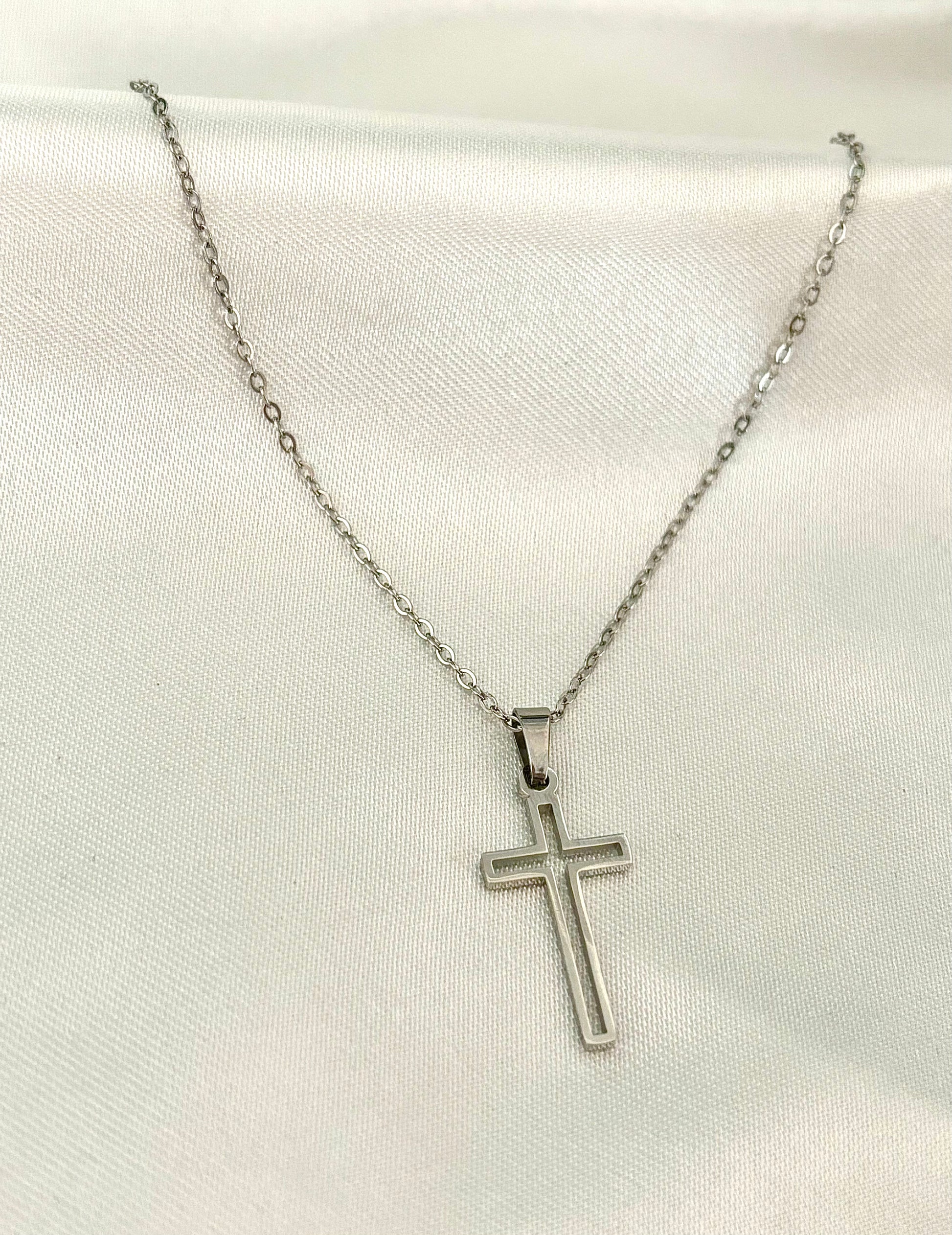 Collier croix argenté Lagoa, bijou élégant et minimaliste au design moderne