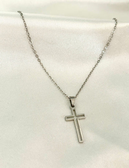 Collier croix argenté Lagoa, bijou élégant et minimaliste au design moderne