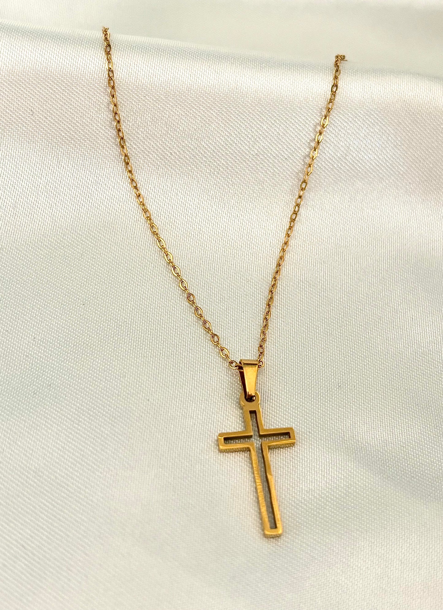 Collier Lagoa avec pendentif croix, bijou raffiné à porter au quotidien