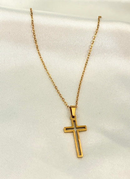 Collier Lagoa avec pendentif croix, bijou raffiné à porter au quotidien
