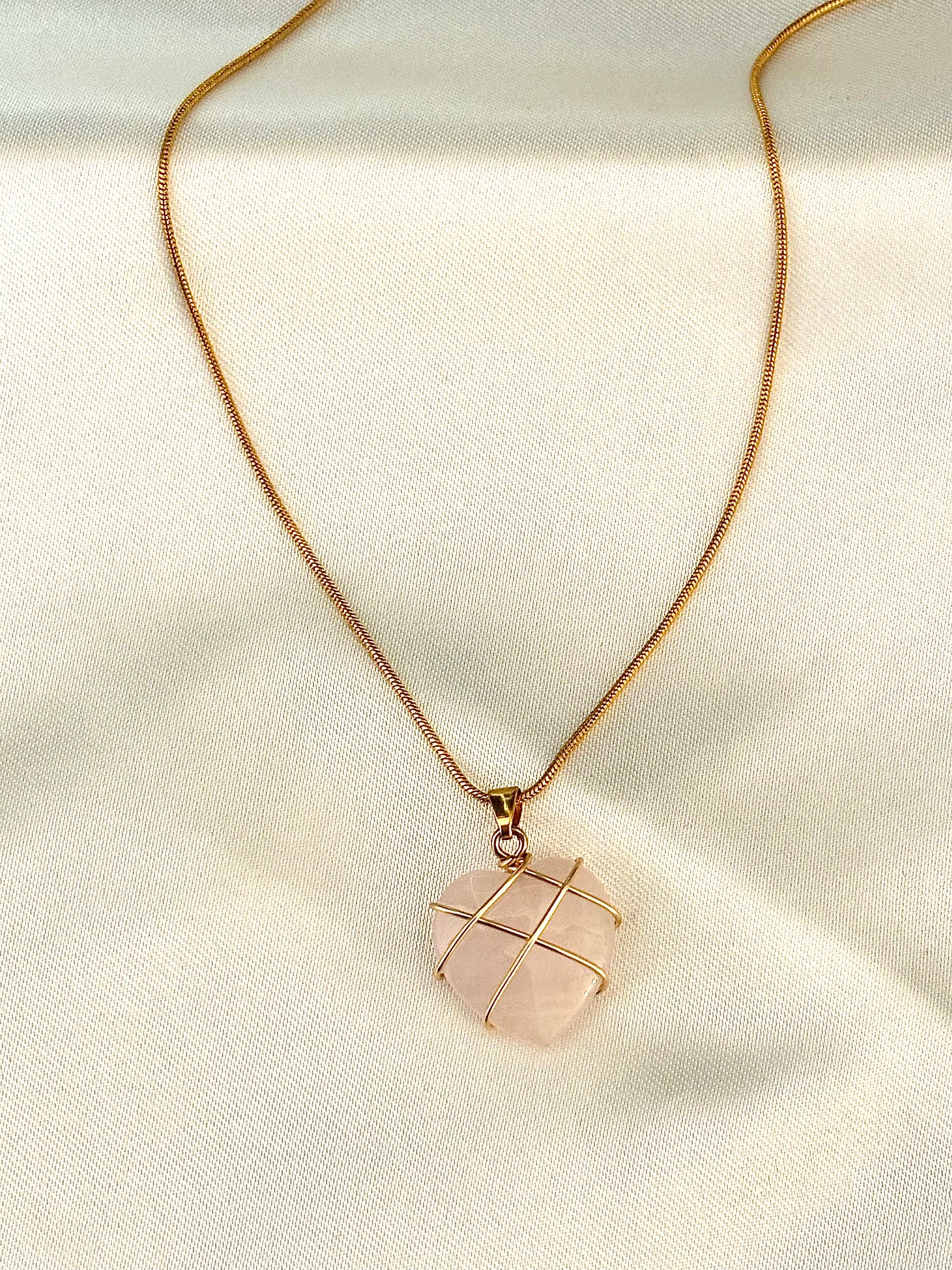 Collier Liana pendentif, meilleure amie barbie élégant, bijou artisanal polyvalent pour femmes