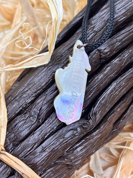 Collier en nacre “Madagasikara”, bijou artisanal Nosy Be